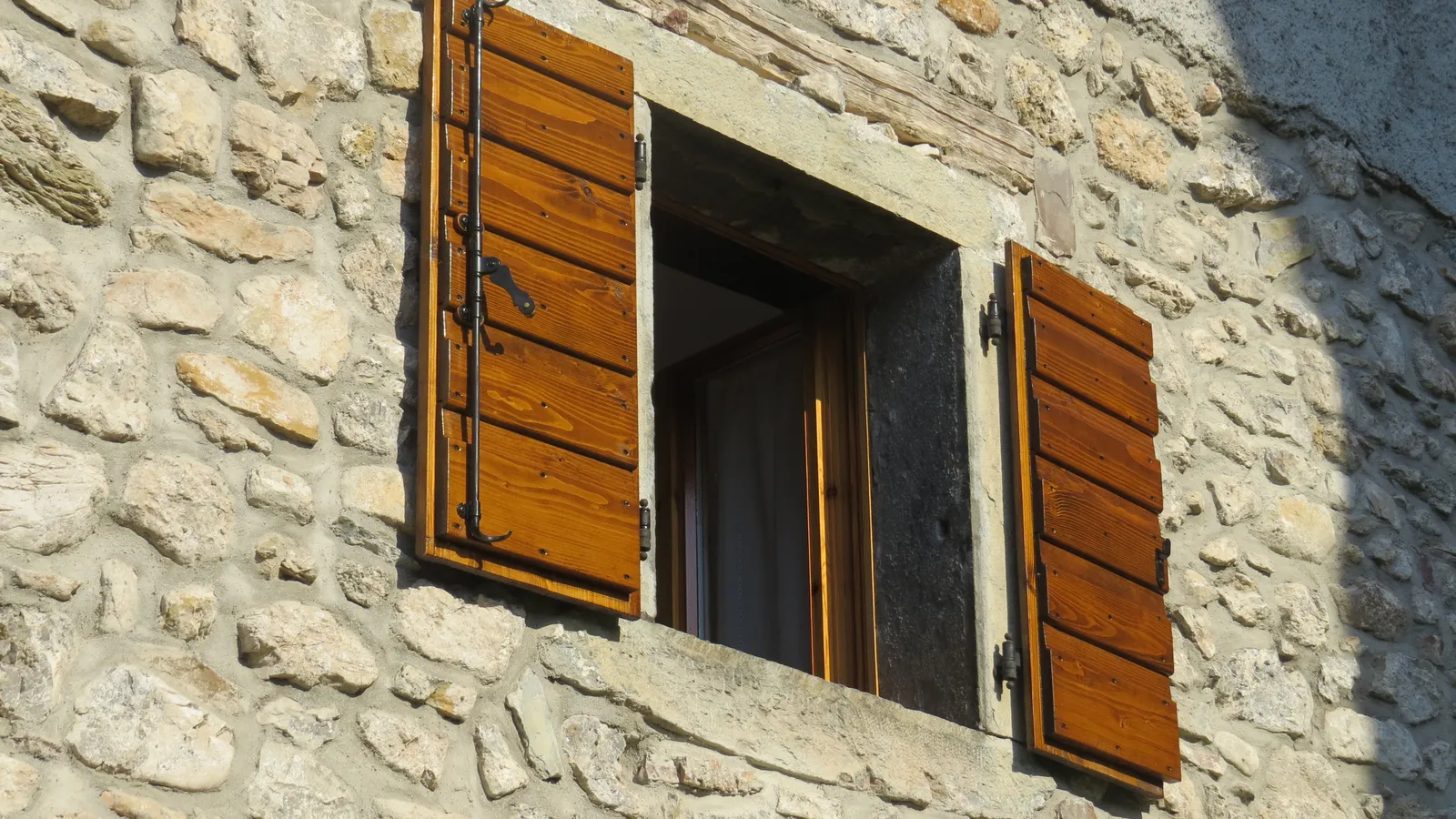 Facciata in pietra di Baita Sostasio