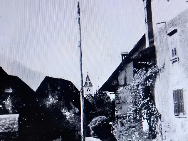 Sostasio in una fotografia di altri tempi, quando la nostra casa si affacciava già su questo stesso angolo di borgo.